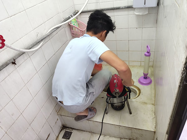 枫木镇管道堵塞冒臭气 专业师傅现场解决问题